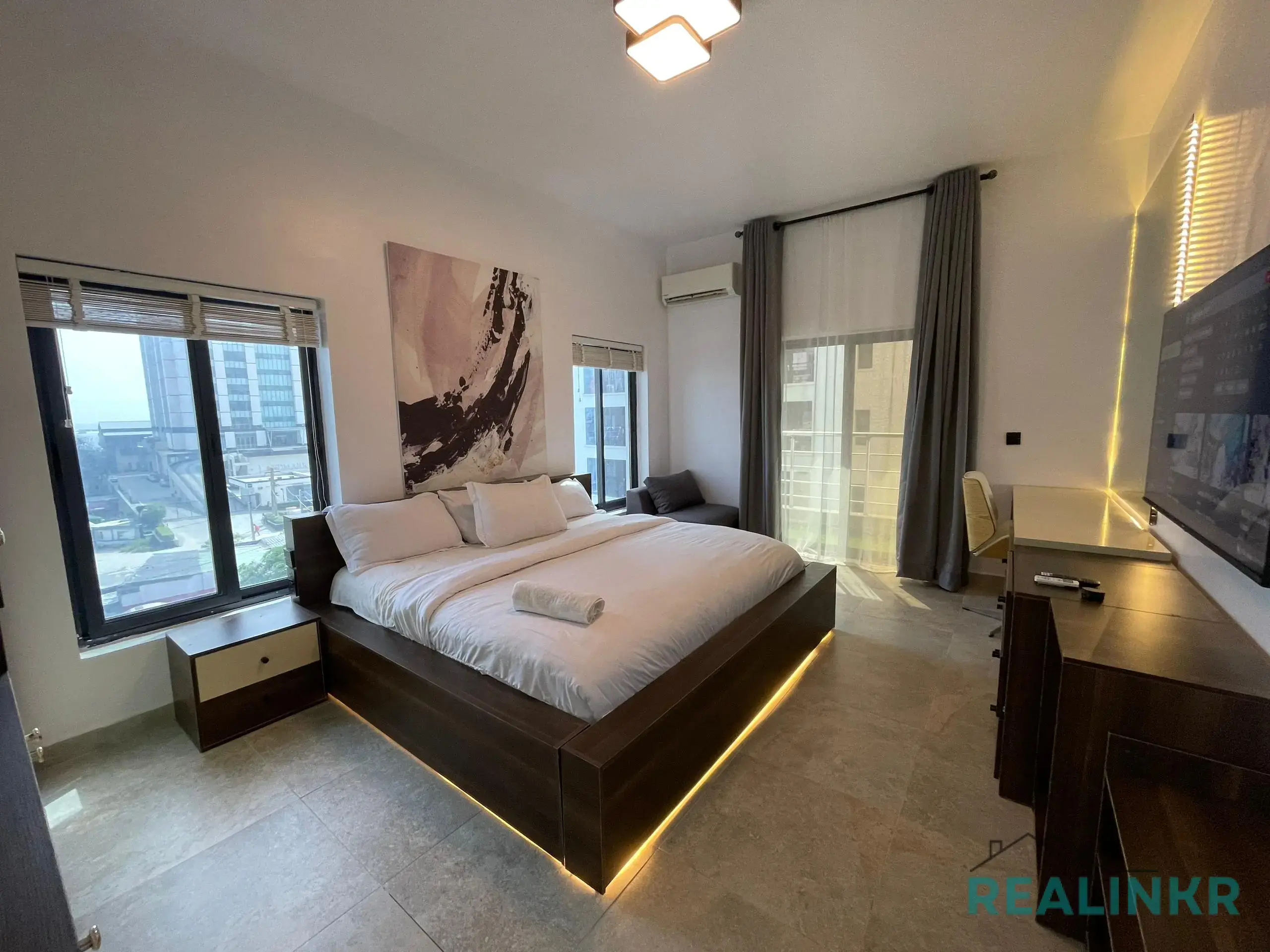 1 Bedroom Service Apartment Fully Furnished