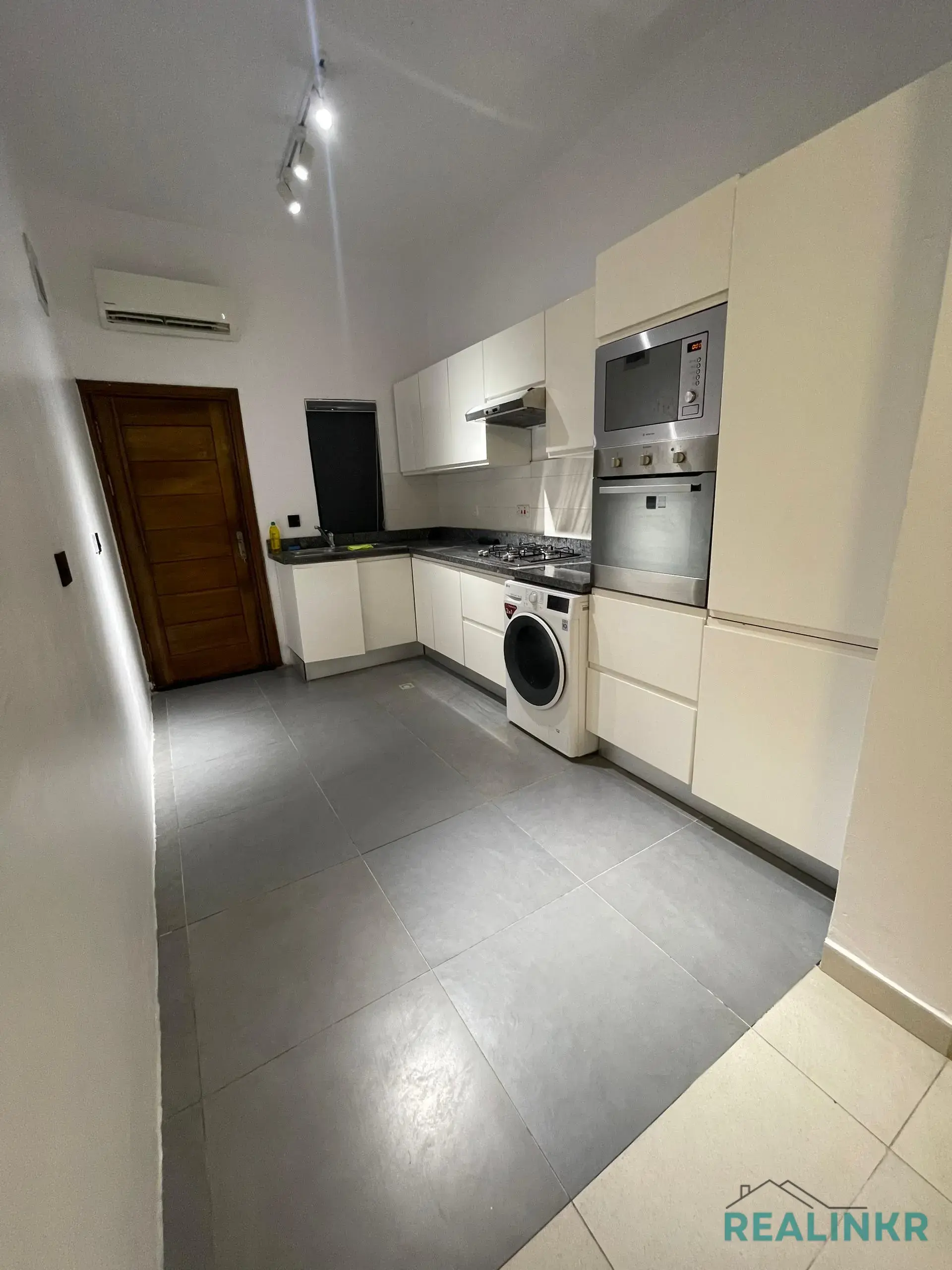 1 Bedroom Service Apartment Fully Furnished